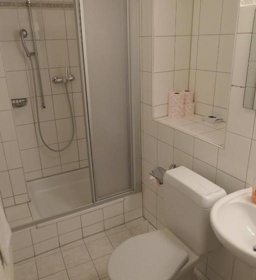 标准单人间共用浴室, Franziskaner