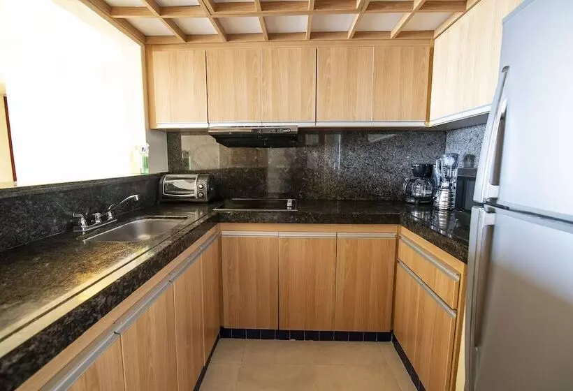 سوییت خانوادگی, Zuana Beach Resort