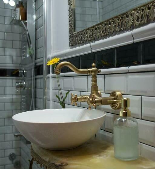 غرفة ديلوكس, Versión Moreno