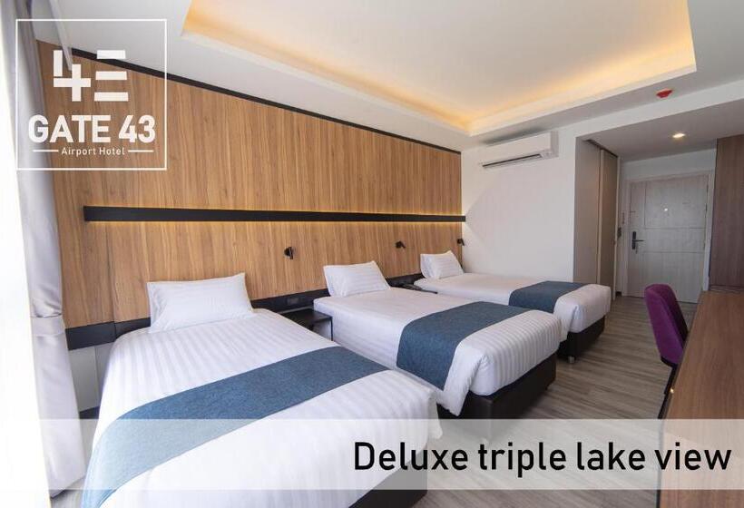 标准三人间, Gate43 Airport