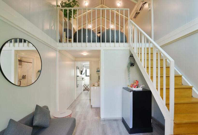 带花园景观和一个卧室的别墅, Gate43 Airport