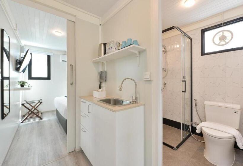 带花园景观和一个卧室的别墅, Gate43 Airport