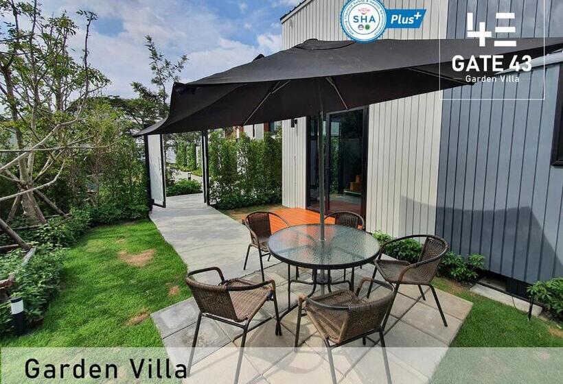 带花园景观和一个卧室的别墅, Gate43 Airport