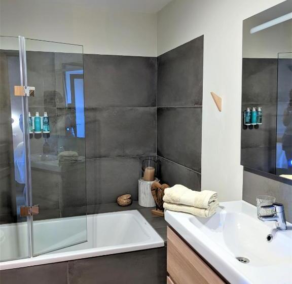 غرفة ديلوكس سرير كينج, Mas Oms