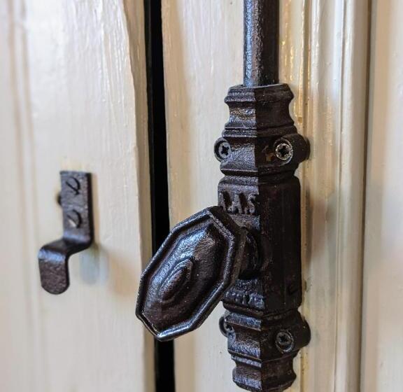 غرفة قياسية سرير كينج, Mas Oms