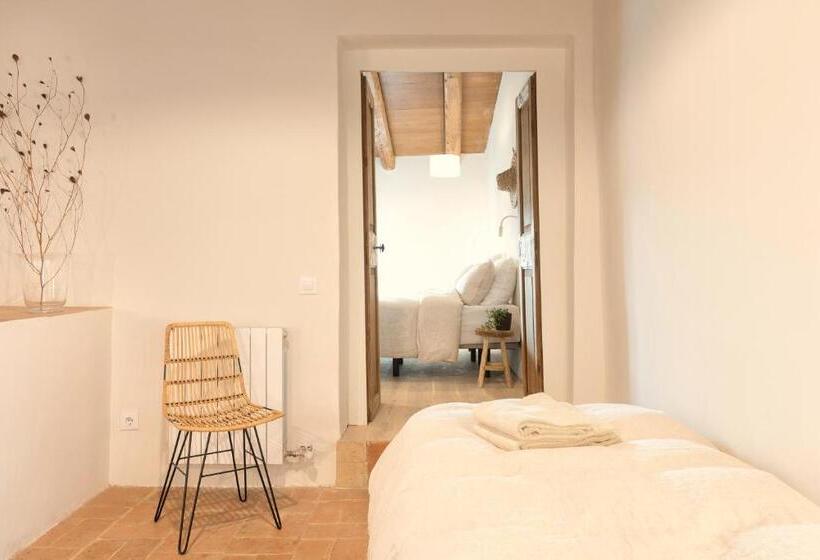 غرفة قياسية رباعية, Mas Oms