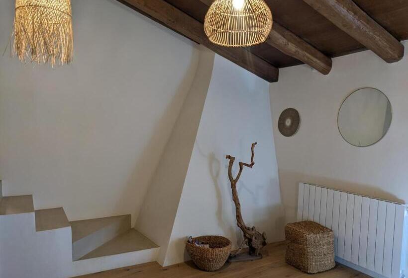 غرفة قياسية رباعية, Mas Oms