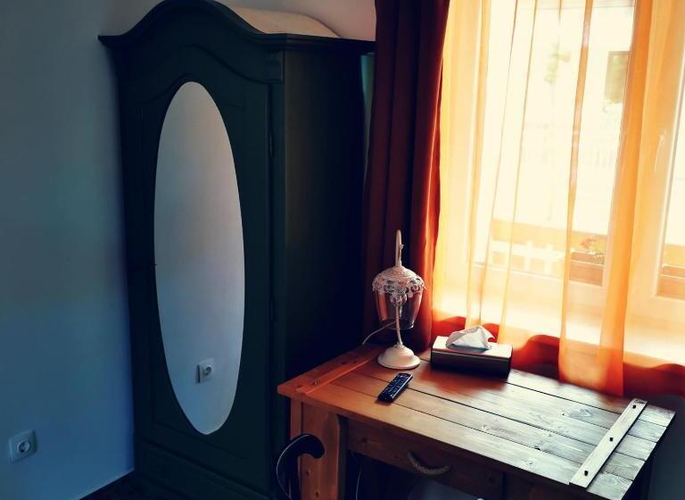 标准间, Szabolcs Vezér Panzió