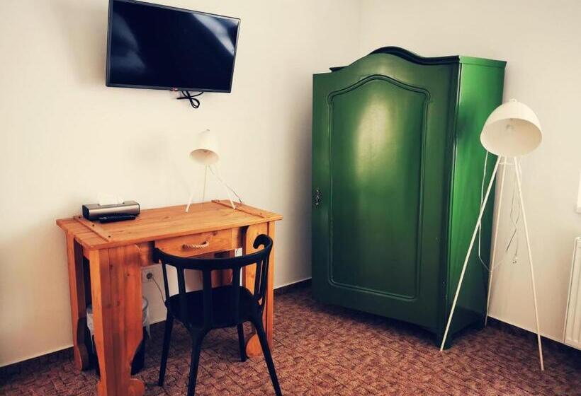 标准间, Szabolcs Vezér Panzió