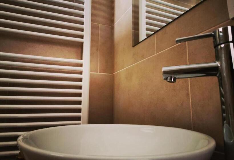 标准间, Szabolcs Vezér Panzió