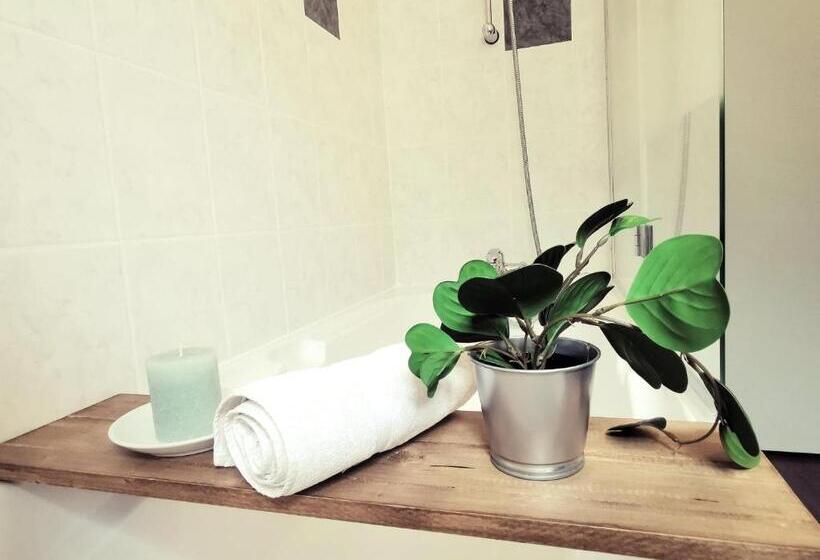 غرفة قياسية رباعية, Auberge De Chanteuges