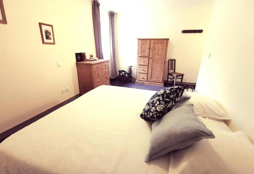 غرفة قياسية رباعية, Auberge De Chanteuges