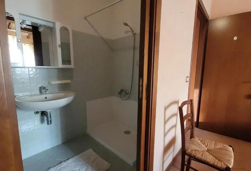 バスルーム共同エコノミー4人部屋, Locanda Francescana