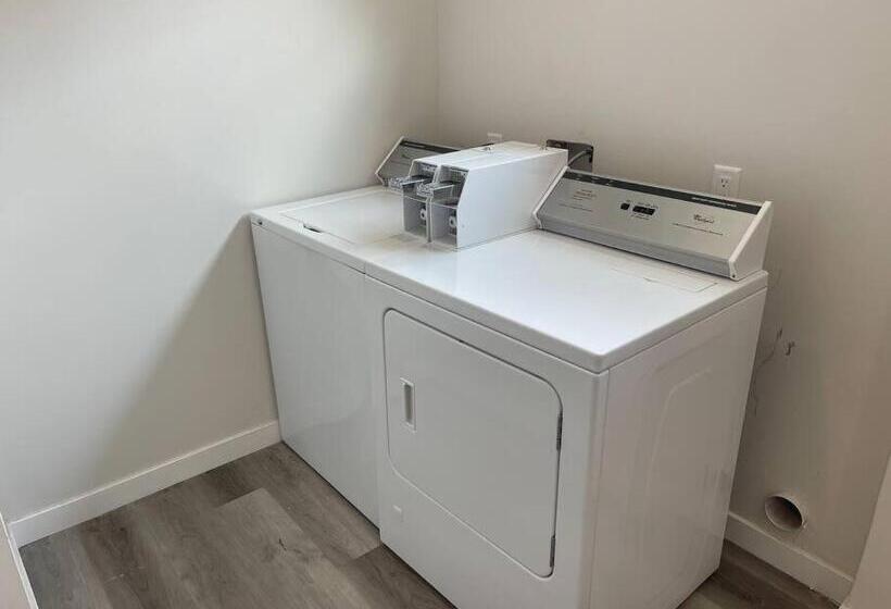 スタンダードスタジオ, Premier Location With Great Scenic Downtown View