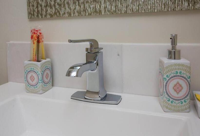 スタンダードスタジオ, Premier Location With Great Scenic Downtown View