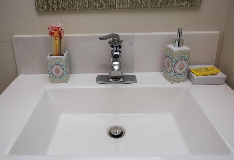 スタンダードスタジオ, Premier Location With Great Scenic Downtown View