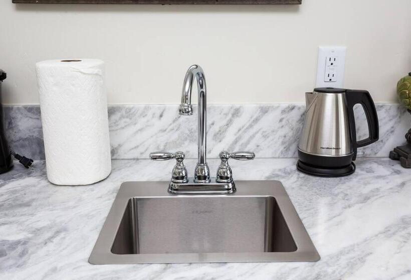 スタンダードスタジオ, Premier Location With Great Scenic Downtown View