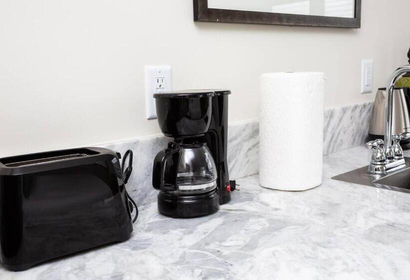 スタンダードスタジオ, Premier Location With Great Scenic Downtown View