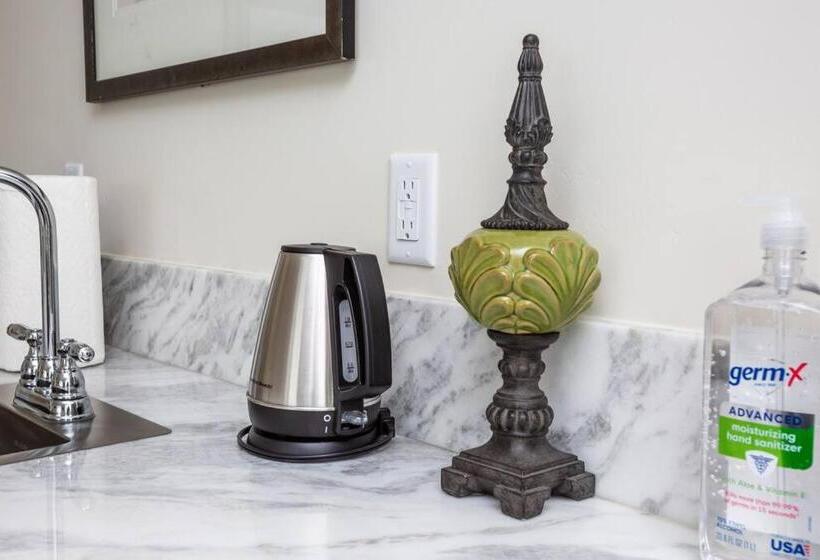 スタンダードスタジオ, Premier Location With Great Scenic Downtown View