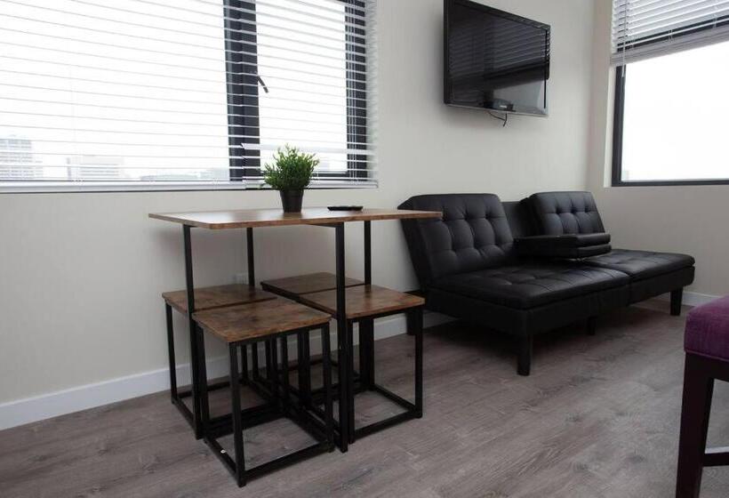 スタンダードスタジオ, Premier Location With Great Scenic Downtown View