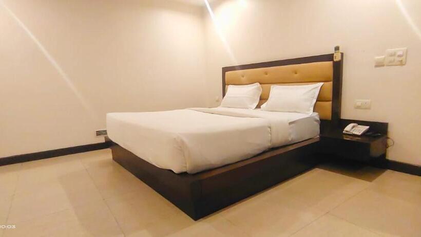 Deluxe Room, Zenith Hotel   Delhi Airport