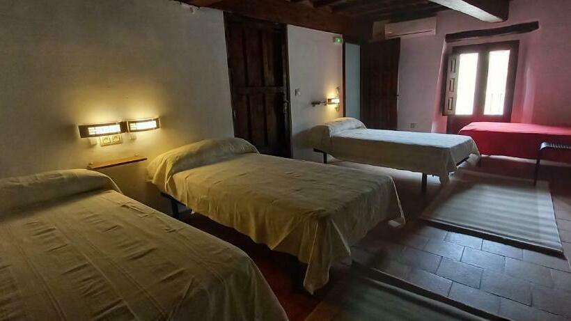 Кровать в Общей Комнате, Albergue Turístico San Blas De Oliva De Plasencia