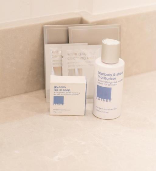 جناح مزوَّد بشرفة, Oyster Bay Boutique