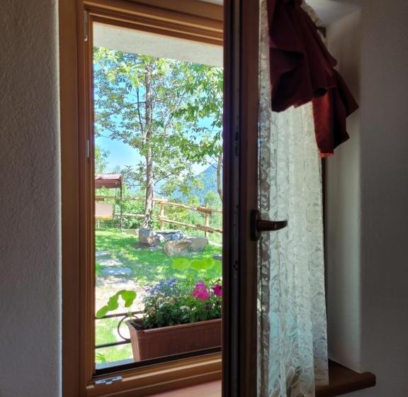 غرفة قياسية مطلّة علي الحديقة, Chambres D Hotes Rue Saint Bernard