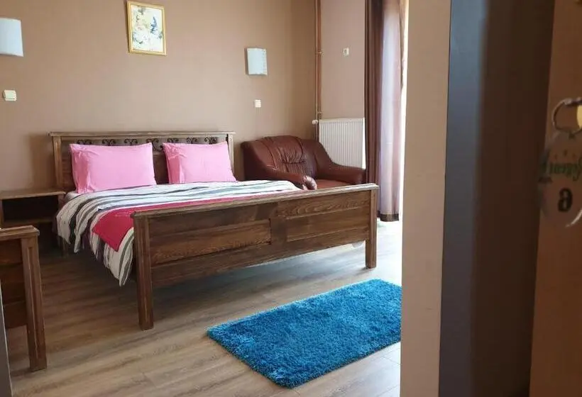 Comfort Kolmen Hengen Huone, Regent Garden