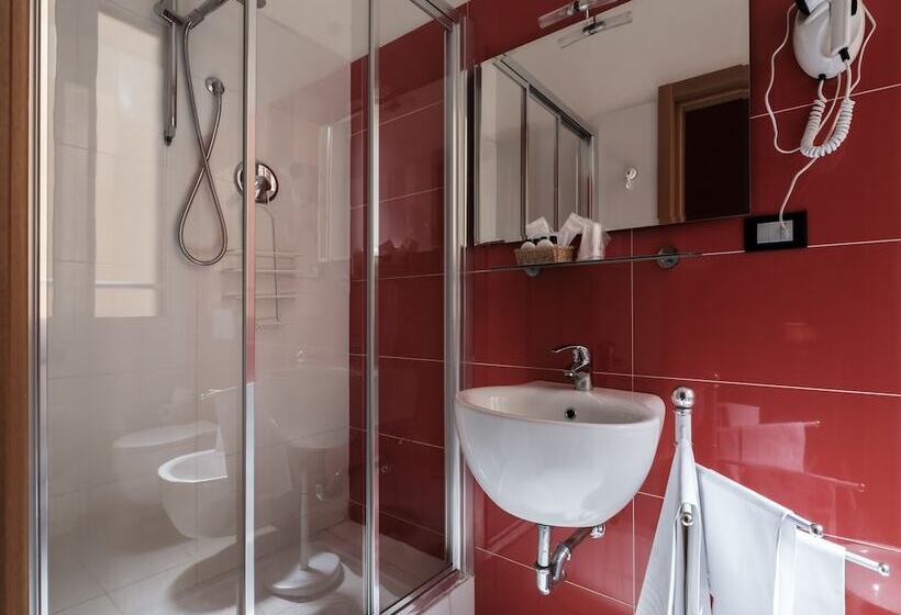 Chambre Triple Standard, Accademia