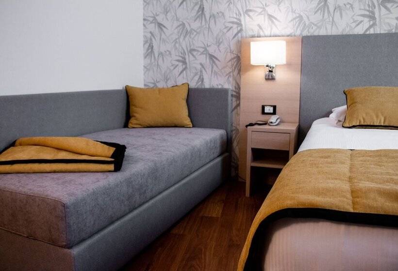 Chambre Triple Standard, Accademia