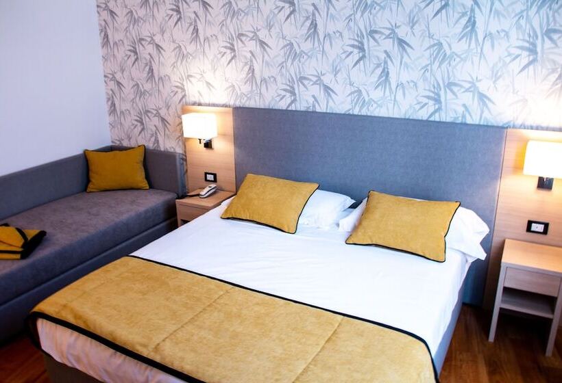 Chambre Triple Standard, Accademia