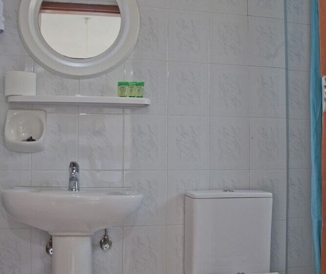 标准三人间, Danaos