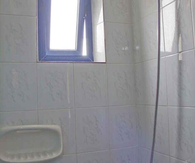 标准三人间, Danaos