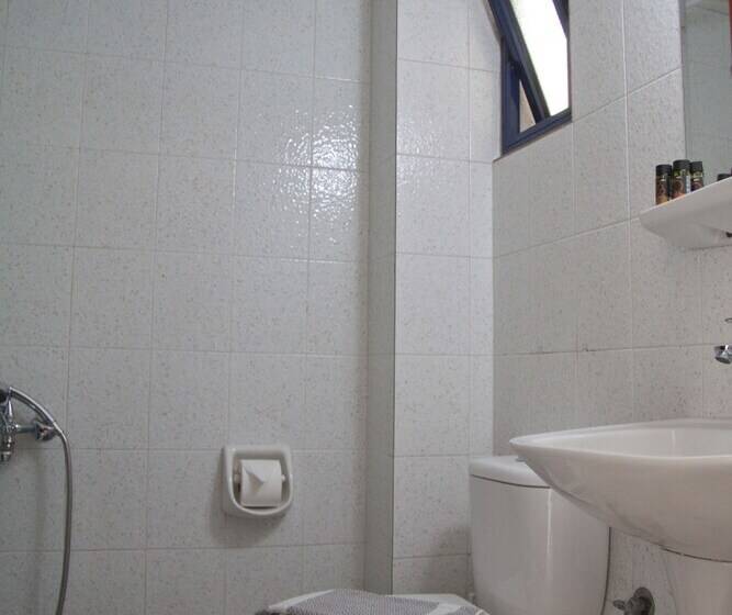 标准三人间, Danaos