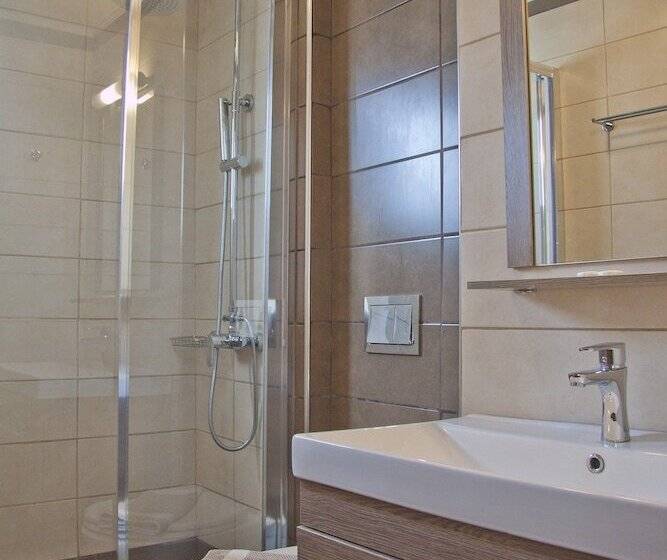 高级三人间, Danaos