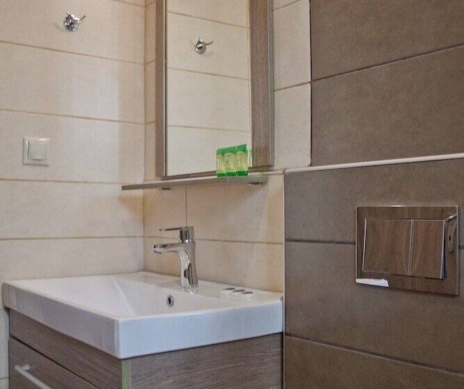 高级三人间, Danaos