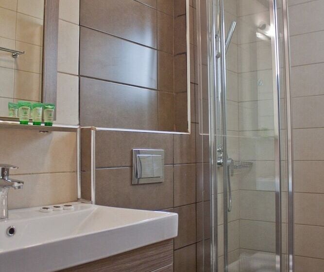 高级三人间, Danaos