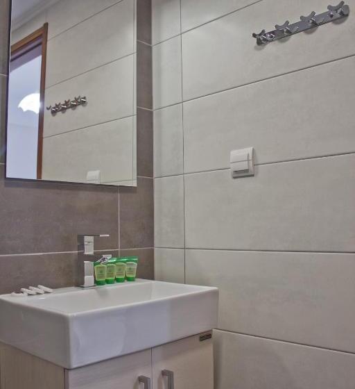 四人标准间, Danaos