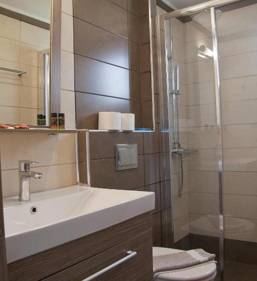 高级三人间, Danaos