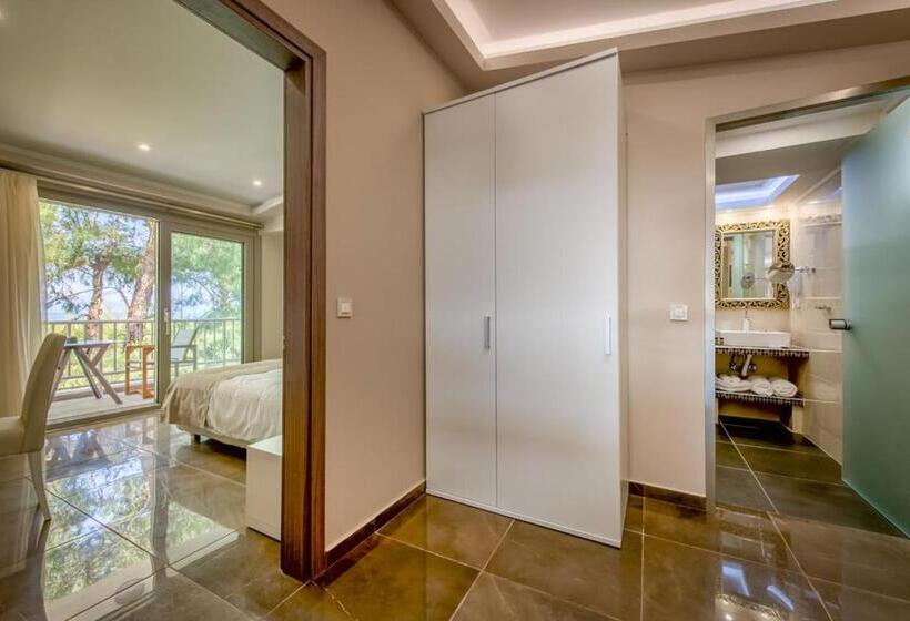 Королевский Люкс, Koukounaria Hotel & Suites