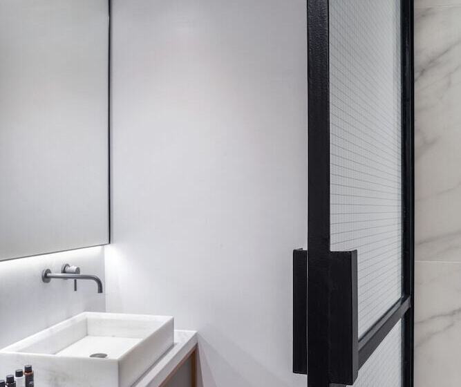 标准间, Niki Athens