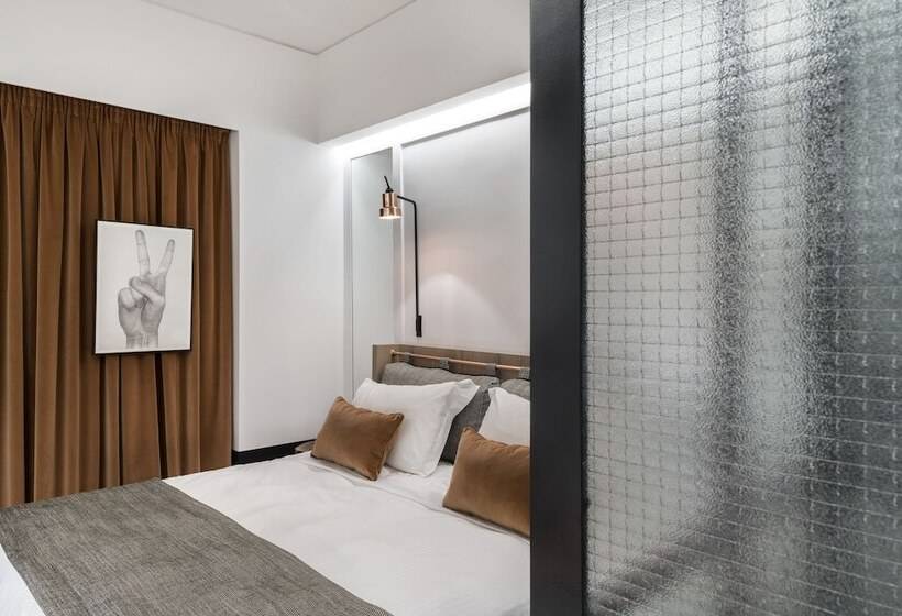 标准间, Niki Athens