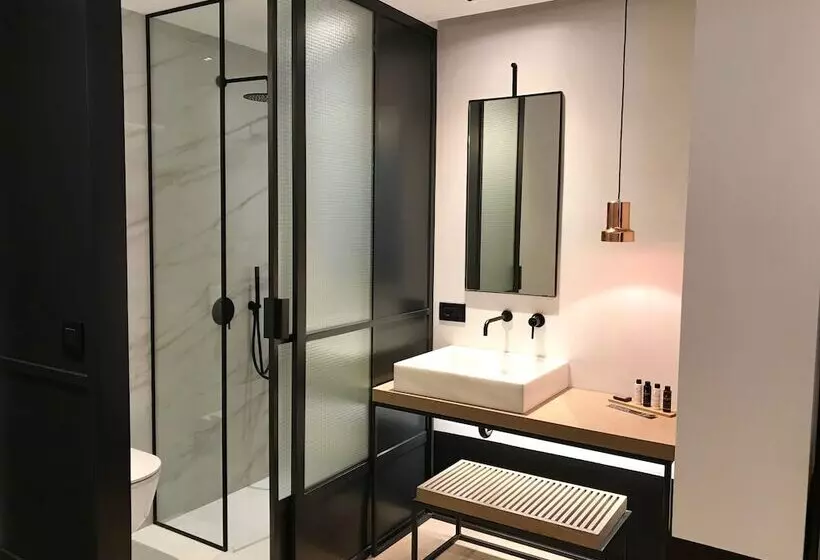 اتاق راحتی یک تخته, Niki Athens