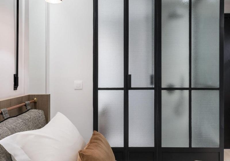 标准间内部标间, Niki Athens