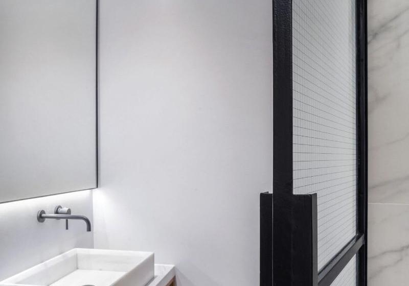 标准间内部标间, Niki Athens