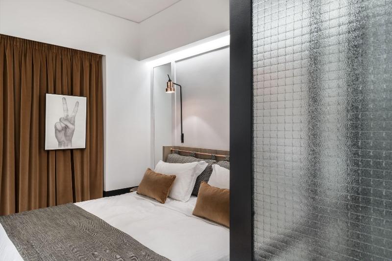 标准间内部标间, Niki Athens