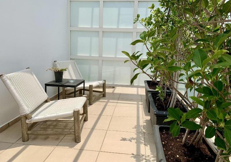 标准间, Niki Athens