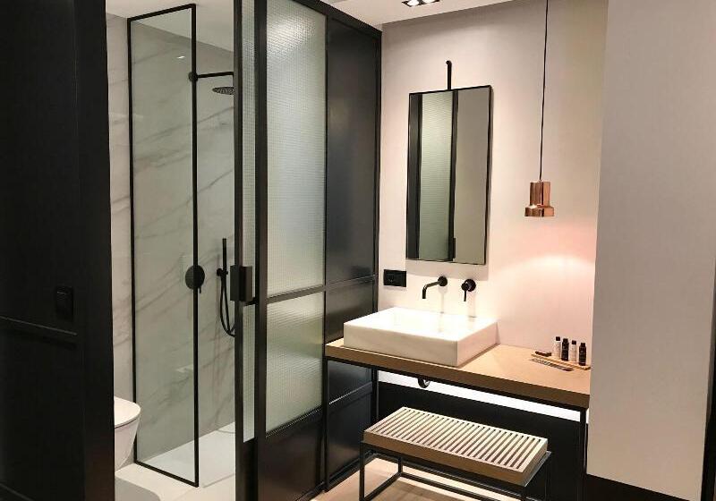 标准间, Niki Athens