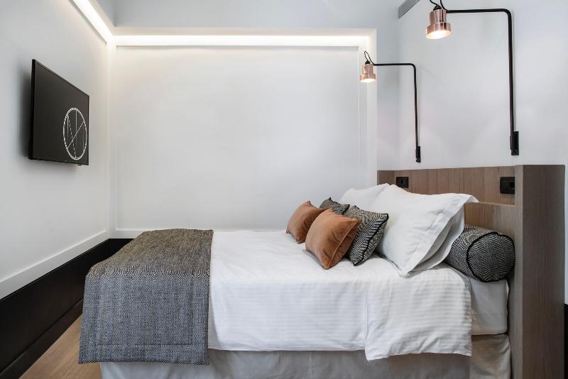 标准间, Niki Athens